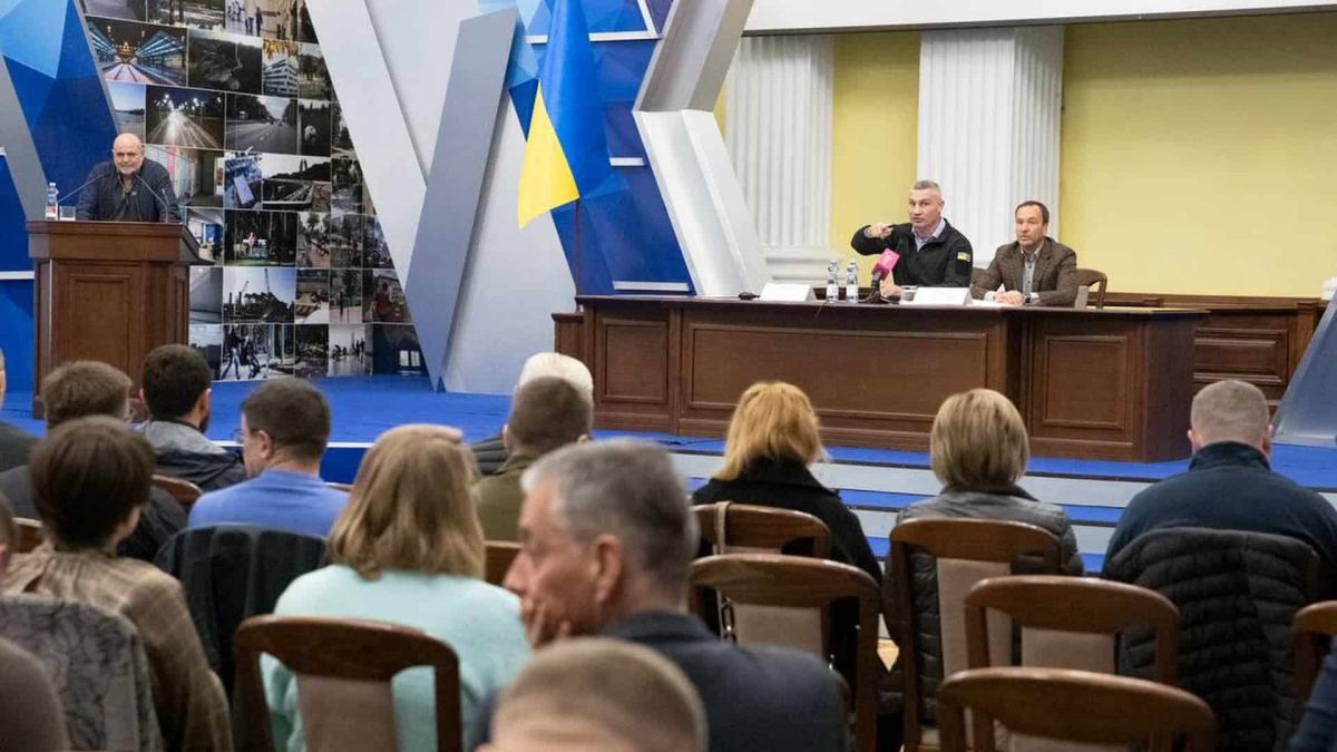 Віталій Кличко виступає за столом президії на колегії КМДА, у залі сидять голови районів і працівники міської адміністрації