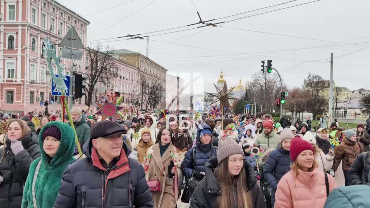 Кияни з колядницькими зірками проходять від Михайлівської площі до Майдану — присвячено загиблим воїнам Велика кількість людей у щорічній Різдвяній ході на підході до Софійської площі