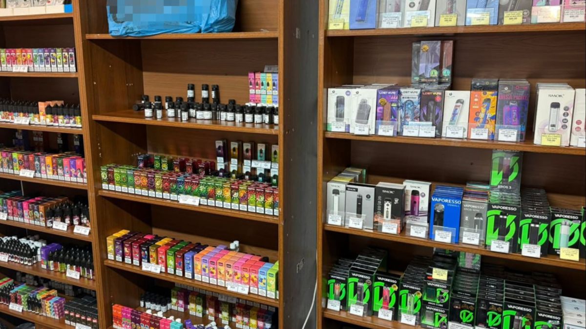 Полиці з вилученою нелегальною продукцією для електронних сигарет — рідини, картриджі, под-системи та ароматизатори