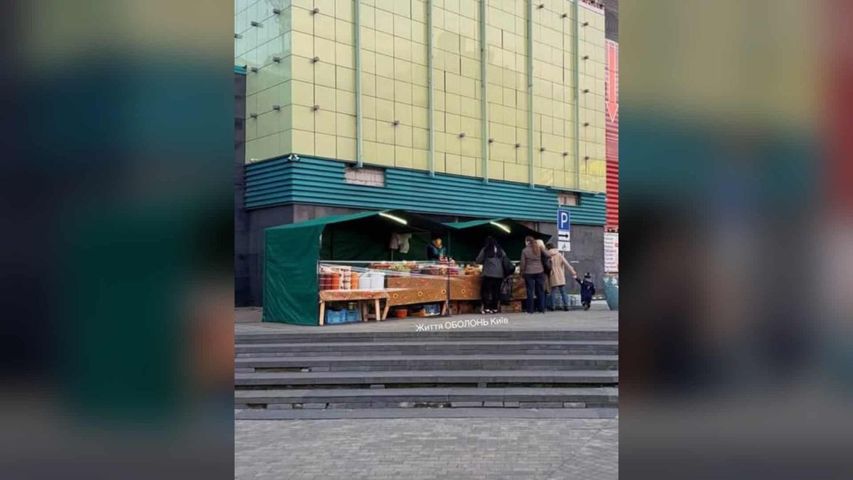 Три точки стихійної торгівлі в Оболонському р-ні: одну вже демонтували Зелений торговельний намет із прилавками біля торговельної будівлі в Оболонському р-ні, поряд стоять покупці