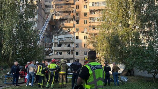 Рятувальники та поліція на місці пожежі в багатоповерховій будівлі в Києві. Вогонь пошкодив кілька поверхів, багато мешканців евакуйовано, проводяться рятувальні роботи.