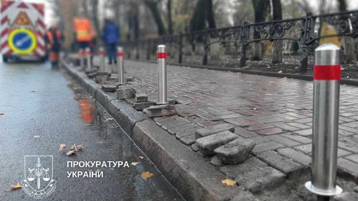 Начальника ШЕУ Подільського району судитимуть через неякісні стовпчики за 1,4 млн Антипаркувальні стовпчики на тротуарі