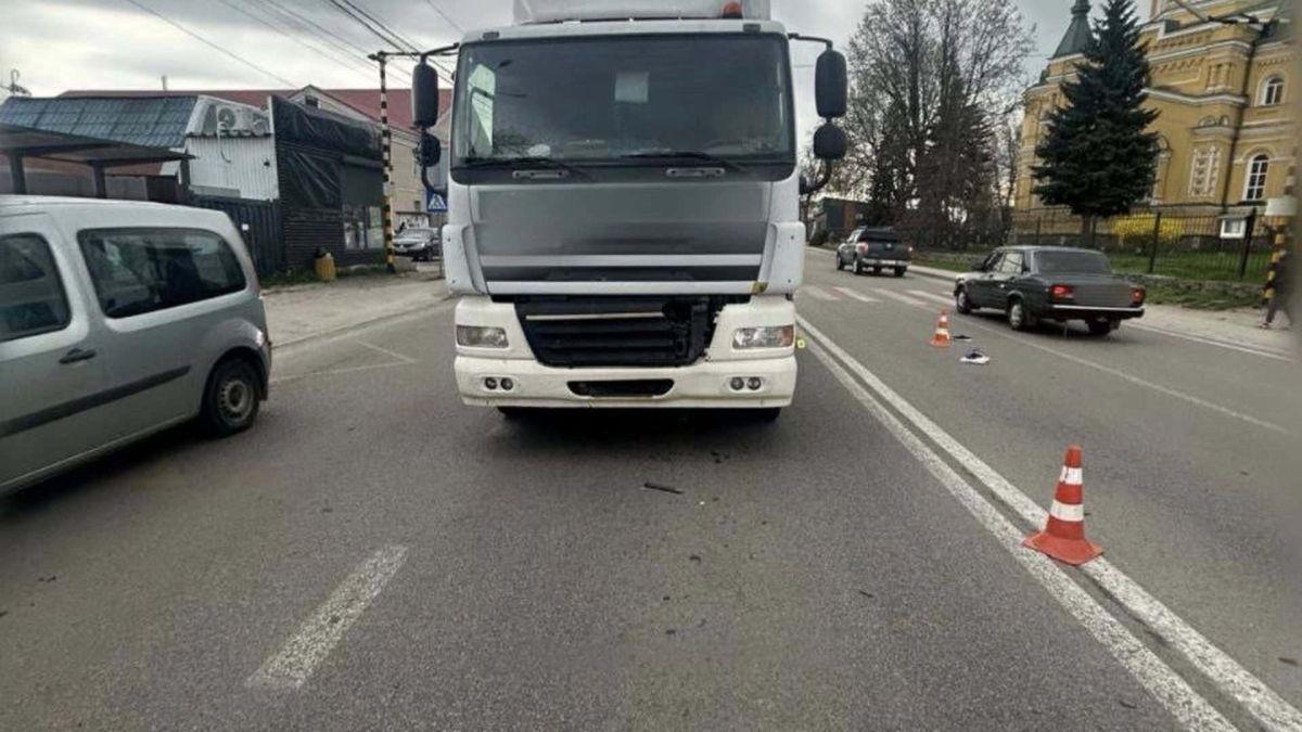 Вантажний автомобіль DAF CF 85 на місці смертельного ДТП у Нових Петрівцях на Вишгородщині — слідчі маркери на дорозі