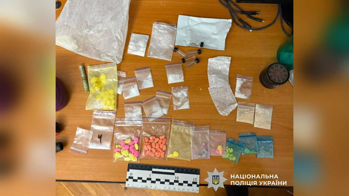 Поліцейські затримали 24-річного чоловіка на Берестейському проспекті в Києві з мефедроном понад 200 г та 50 пакетами психотропів