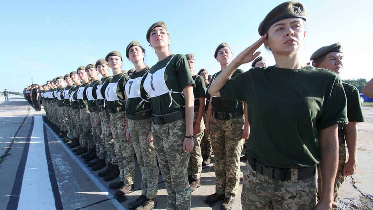 Кого з жінок можуть мобілізувати у липні та заборонити виїзд за кордон — пояснюємо