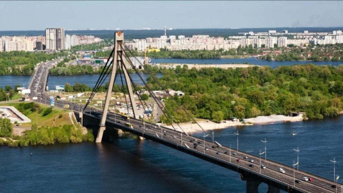 Міст через річку Десенка у Києві, на якому з квітня по серпень 2026 триватиме ремонт з обмеженням руху