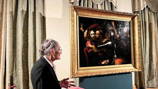 Жінка розглядає картину Караваджо «Взяття Христа під варту» у музеї «Будинок митрополита» Софії Київської