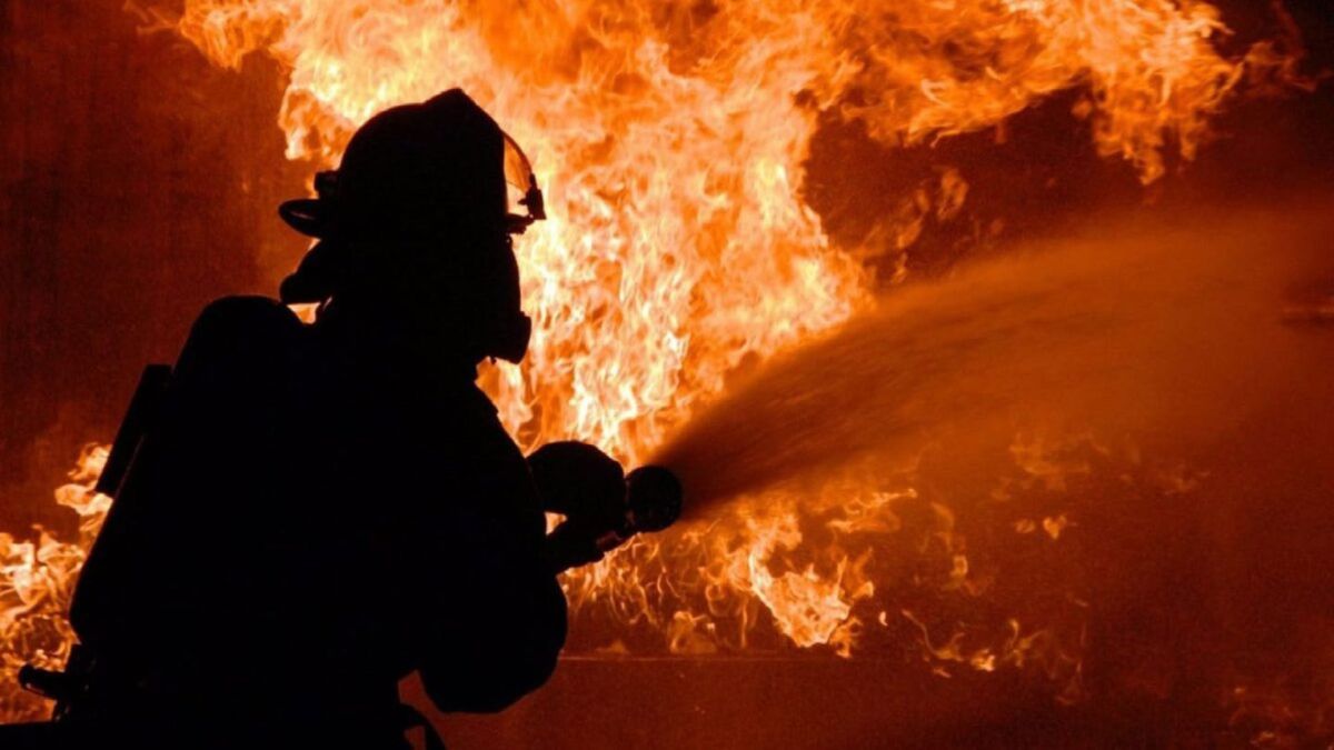 Пожежник під час гасіння пожежі