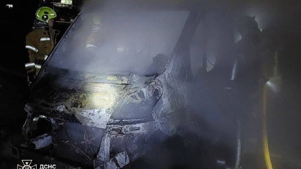 Загоряння мікроавтобуса у Голосіївському: пожежа поширилася