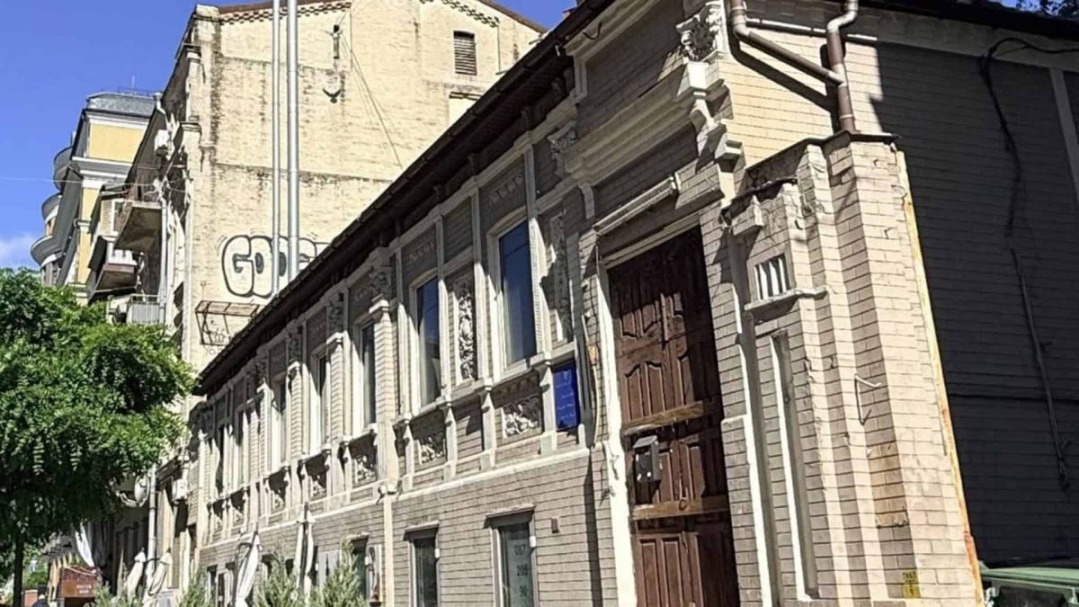 Фасад занедбаного історичного будинку XIX століття у стилі історизм на вулиці Саксаганського у Києві