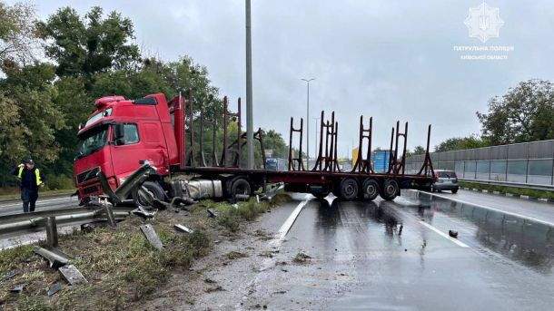 ДТП на трасі: червона вантажівка з напівпричепом перекрила кілька смуг дороги, пошкодивши відбійник