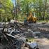 Демонтаж 25 незаконних альтанок і кафе в парку «Партизанська слава» в Дарницькому районі Києва: екскаватор і будівельне сміття на місці знесених споруд