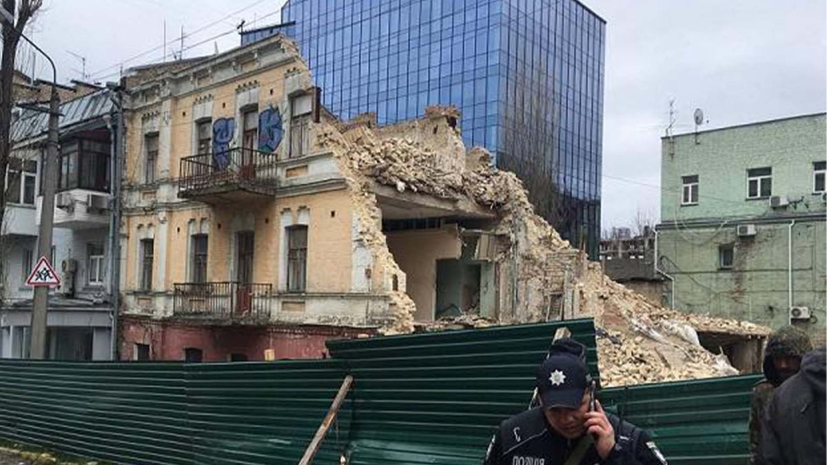 на половину зруйнована пам'ятка архітектури