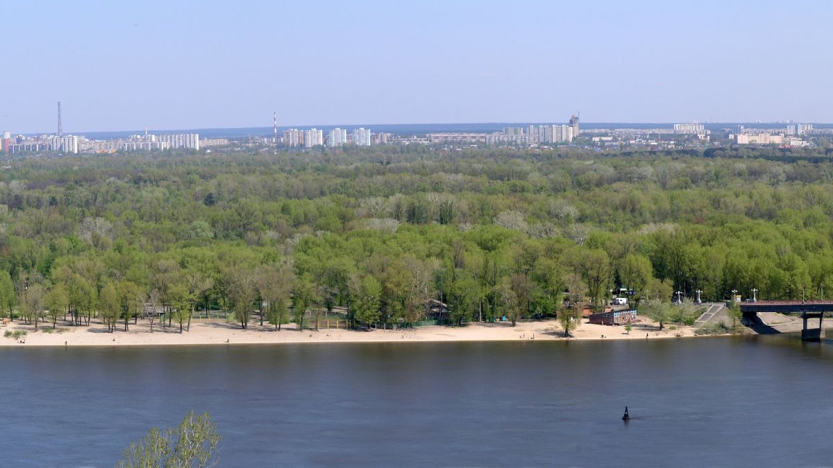Вид на Труханів острів у Києві з Володимирської гірки — місце, де КП «Плесо» провело сумнівні роботи на 1,7 млн грн