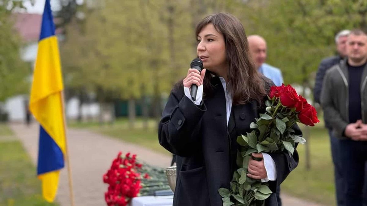 Учасниця меморіального заходу «Посвіт пам'яті загиблих медиків Києва» виступає з мікрофоном біля Алеї загиблих медиків на території КМКЛ №1, 1 травня 2026 року