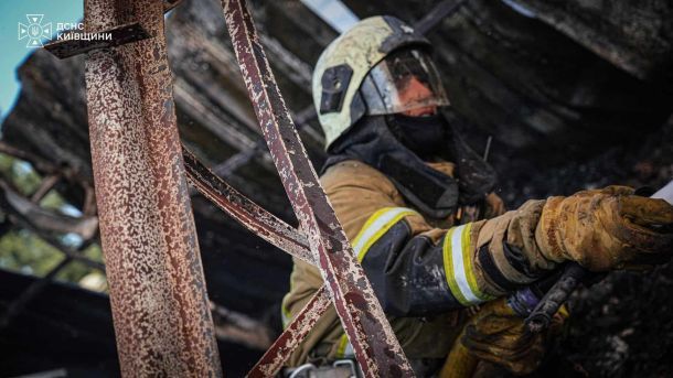 Пожежа у виробничій будівлі ангарного типу площею 1600 кв. м у селі Білогородка Бучанського району, знайдено тіло загиблого