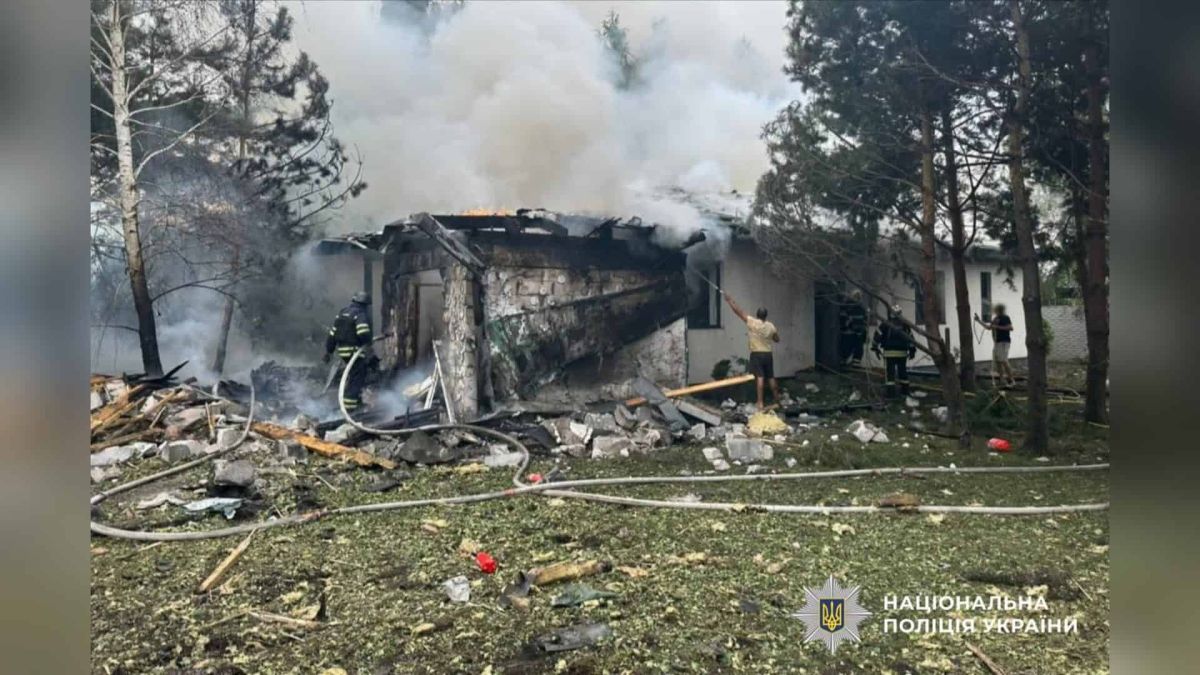 Атака БпЛА на Київщині: п’ятеро постраждалих у чотирьох районах Поліція Київської області фіксує наслідки атаки БпЛА: пошкоджені будинки та постраждалі у чотирьох районах Київщини