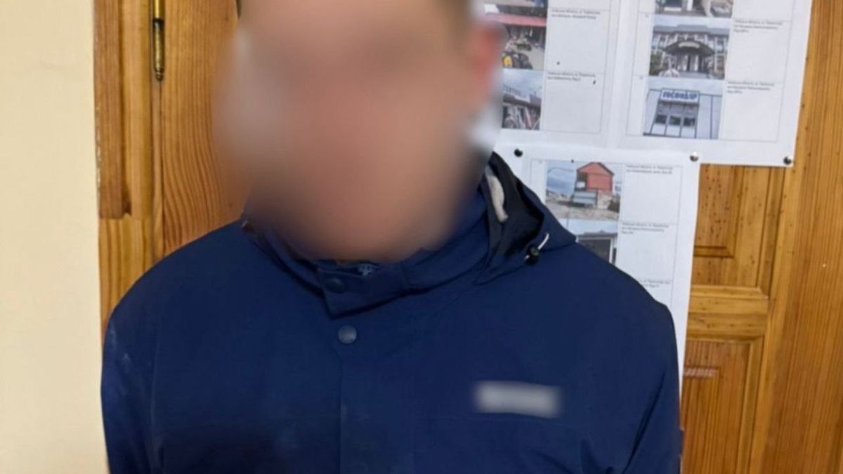Затриманий рецидивіст у синій куртці стоїть у приміщенні поліції після нападу на чоловіка в покинутій будівлі у Переяславі