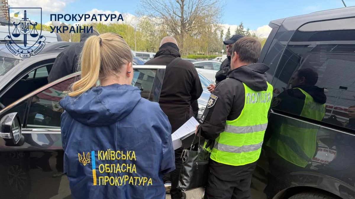 Слідчі Київської обласної прокуратури та поліцейські під час затримання учасників схеми незаконного ухилення від мобілізації у Білоцерківському ТЦК