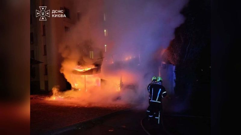 Головні новини Києва | Kyiv.News Рятувальники гасять пожежу в недіючій будівлі у Солом'янському р-ні Києва — площа займання 500 кв. м, 11 вересня