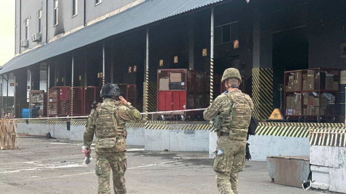 Вибух на поштовому терміналі в Оболонському районі: загинув чоловік, двоє поранені