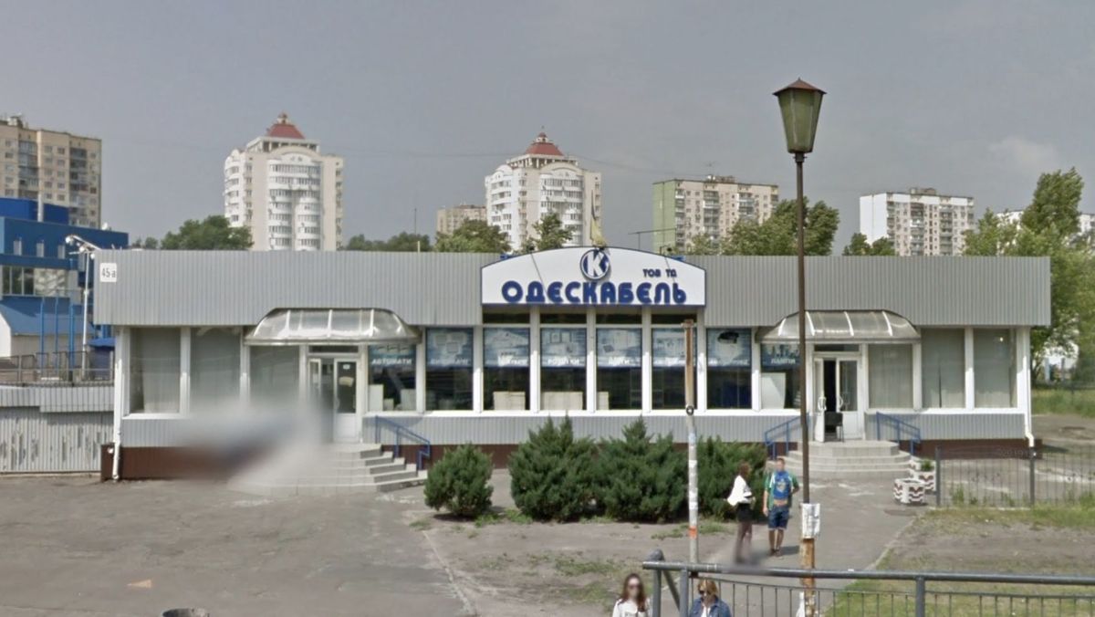 На Оболоні напали на члена єврейської громади біля синагоги: поліція розпочала перевірку Одноповерхова сіро-біла будівля з написом «ОДЕСКАБЕЛЬ» на фасаді