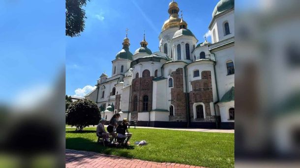 Чотирьох осіб підозрюють у спробі захопити лікарню в Деснянському районі Софійський собор у Києві із золотими та зеленими банями, біле мурування й зелений газон з відвідувачами у сонячний день