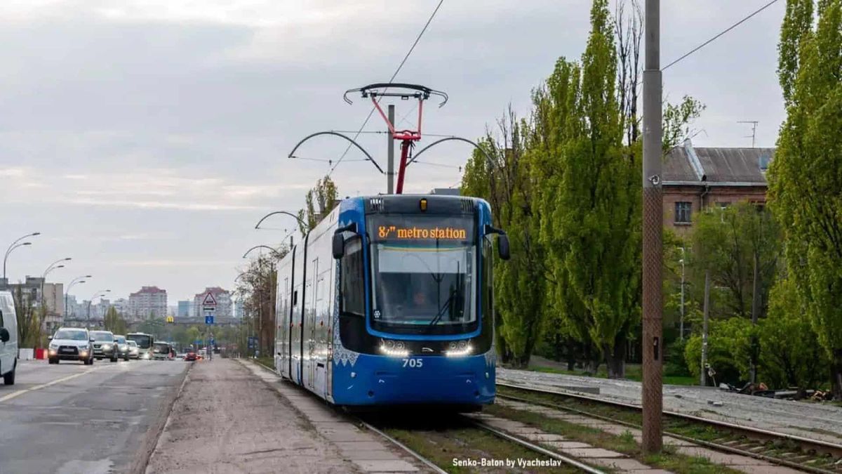 Тролейбус №18 затримується на площі Шевченка — рух через Мінський масив Трамвай біля метро Чернігівська, Київ