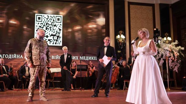 Митрополит Епіфаній звершив акафіст у Ближніх печерах Лаври Учасники Благодійного балу медиків України на сцені з військовим медиком та оперною співачкою