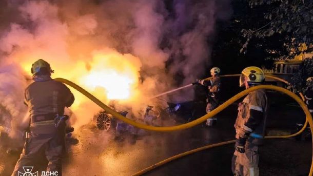 На Березняківській п'яний киянин розтрощив три авто кулаками Пожежники гасять три автомобілі BMW, Volkswagen та Opel у дворі на провулку Бастіонному в Печерському районі Києва вночі 9 липня