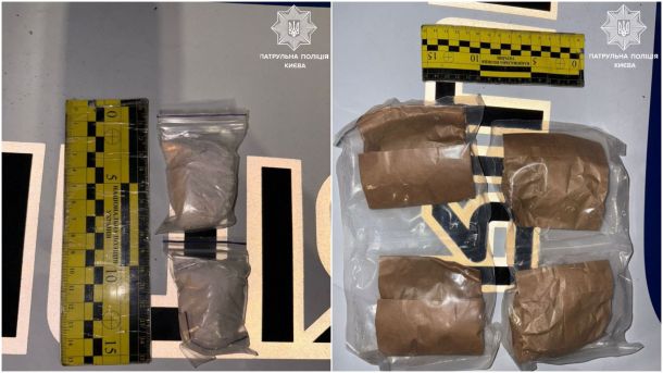 Зображення з поліцейськими речовинами, пакованими в пластикові мішки та з вимірювальною лінійкою, фото з місця події у Києві, з метою документування та розслідування важких кримінальних випадків.
