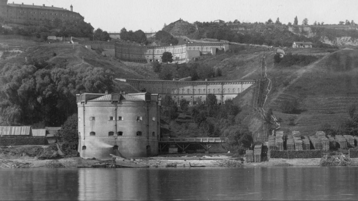 Подільський верк — окреме укріплення Печерської фортеці на Набережному шосе, знищене у 1951 році