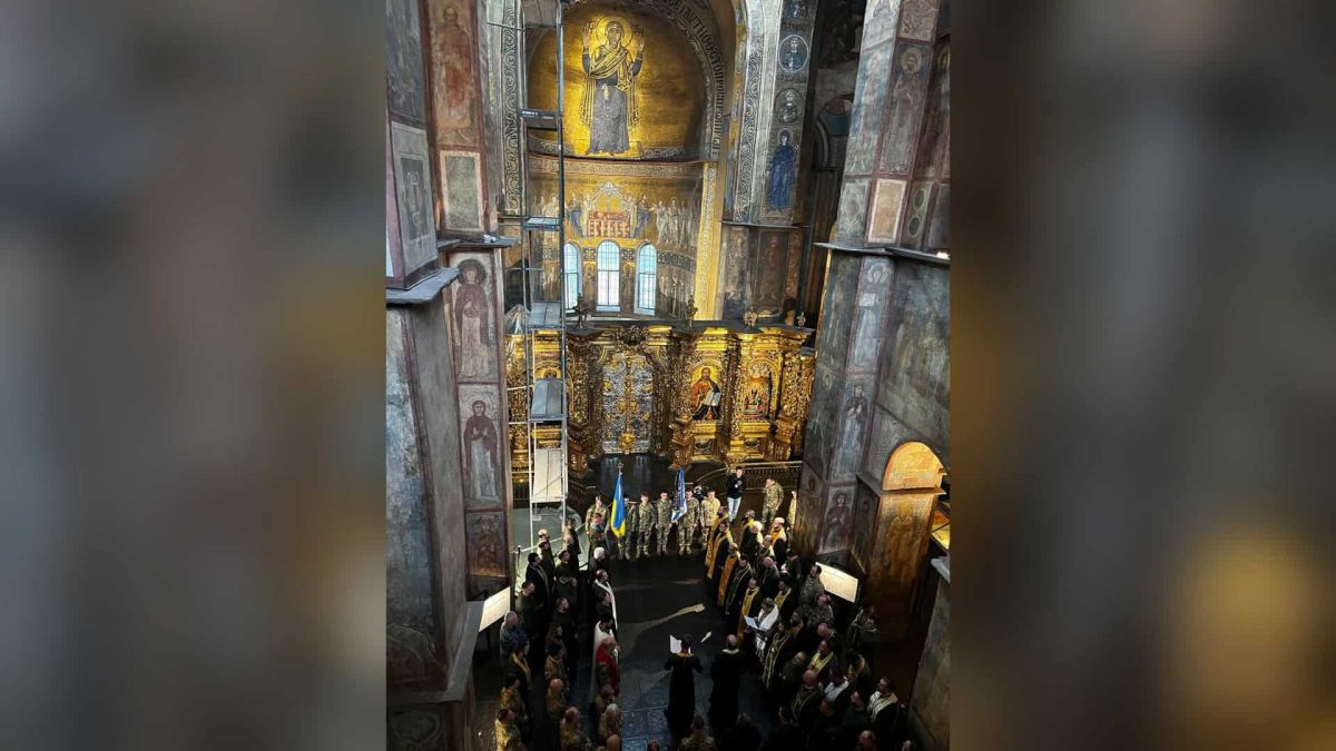 Молебень у Софійському соборі: духовенство й військові з прапорами перед іконостасом у День військового капелана