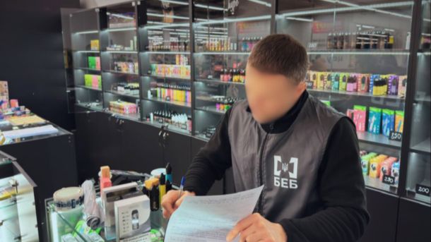 У Києві два грабіжника залізли у вікно пенсіонерки і погрожували ножем Детективи БЕБ вилучили контрафактні електронні сигарети та POD-системи під час обшуків на Київщині
