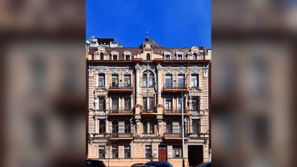Фасад будинку на вулиці Саксаганського, 96 у Києві з атлантами, каріатидами та ліпниною початку XX століття