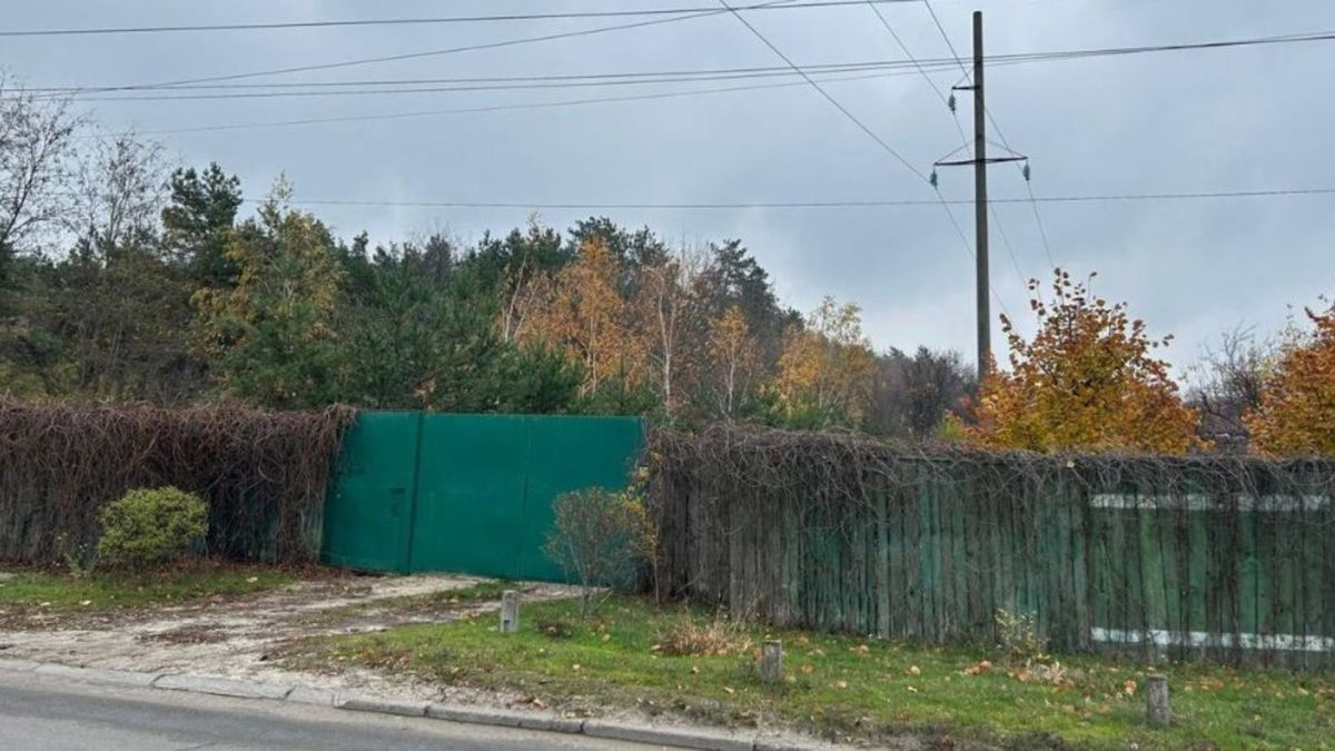 У Бортничах привласнили землю через фіктивний будинок Обгорожена парканом територія, яка стала предметом кримінального провадження
