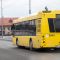 Головні новини Києва | Kyiv.News Жовтий міський автобус МАЗ-203 на маршруті в Києві, на задньому плані міська забудова та зупинка громадського транспорту
