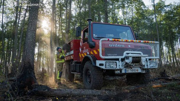 У зоні відчуження ліквідують пожежу валежнику: радіаційний фон у нормі Рятувальники гасять пожежу валежнику у зоні відчуження на Київщині, радіаційний фон у нормі