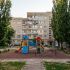 Дитячий майданчик у дворі між багатоповерхівками спального району
