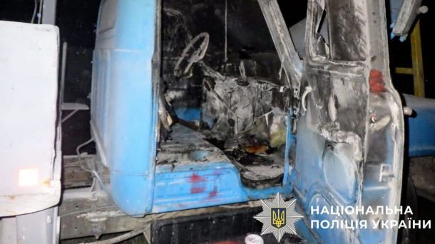 Пожежа біля Софійської площі: рятувальники ліквідували загоряння автомобіля Mazda в центрі Києва
