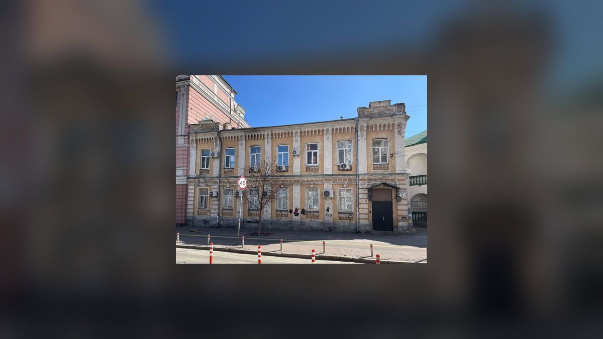 Двоповерховий цегляний будинок кінця XIX ст. на вулиці Хорива, 8 на Подолі — колишній Олександрівський дитячий притулок у стилі історизму
