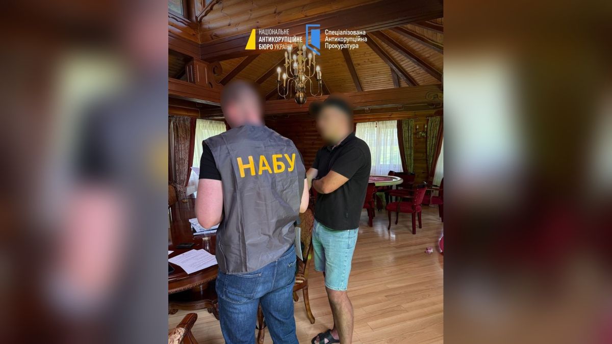 Детективи НАБУ та прокурори САП на брифінгу після викриття злочинної організації нардепів із рейдерства на 955 млн грн у Києві