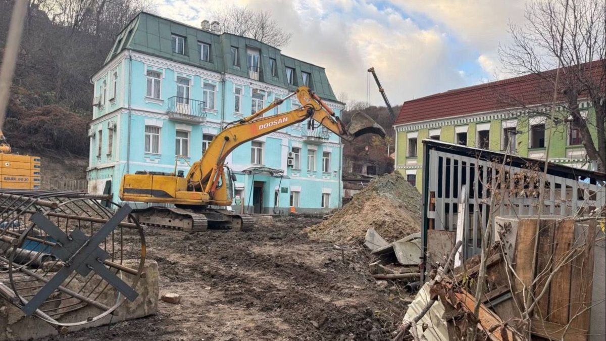 Флігелі садиби купця Носача 1898–1899 років на вулиці Кирилівській, 13, Подільський район, Київ