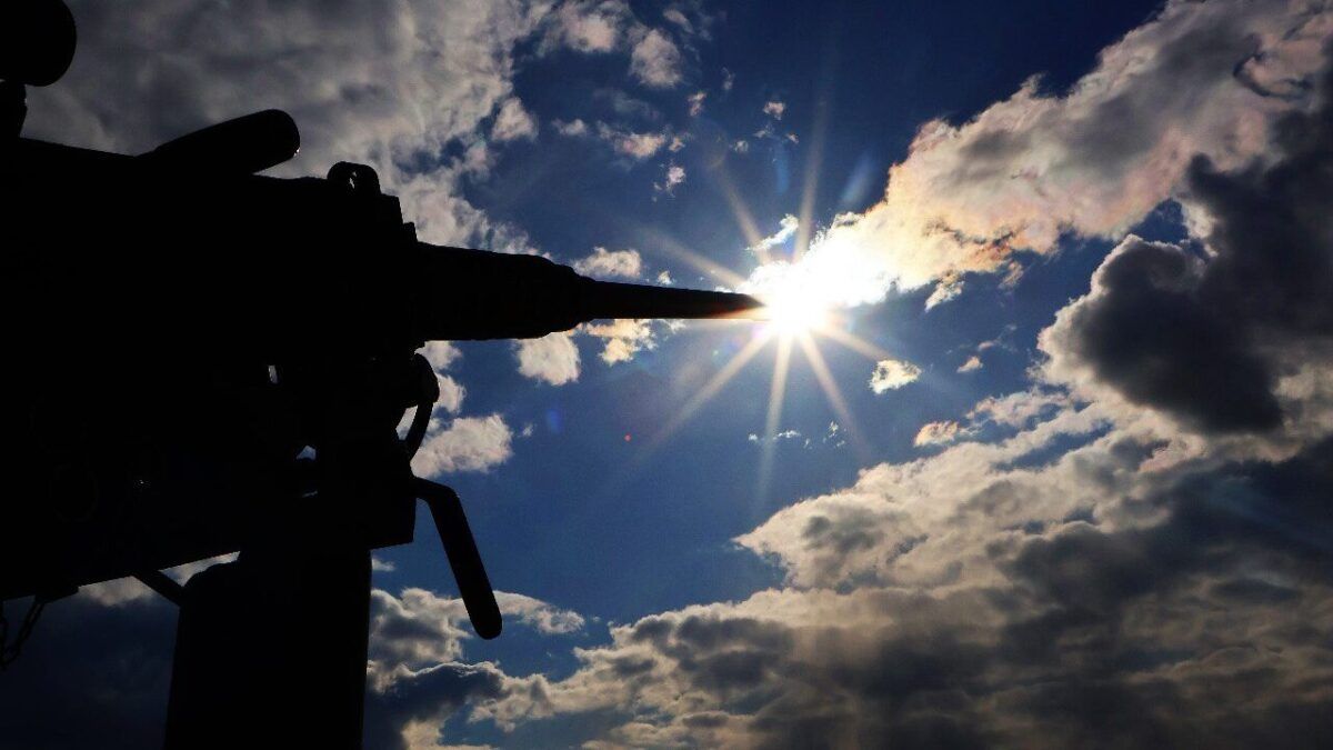 У Києві уламки російського дрона впали на територію школи — обійшлося без постраждалих