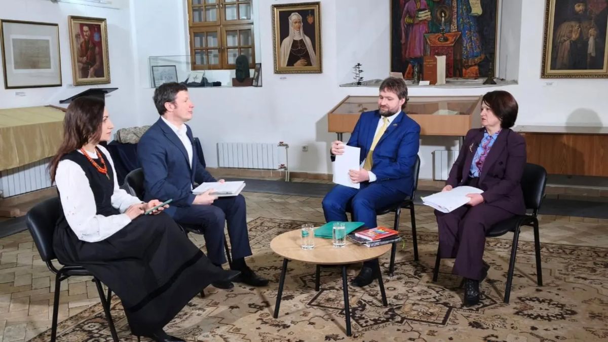 Судді Верховного Суду Лариса Рогач і Дмитро Гудима під час запису спецвипуску «Голки» про «закон Мазепи» та захист зелених зон Києва