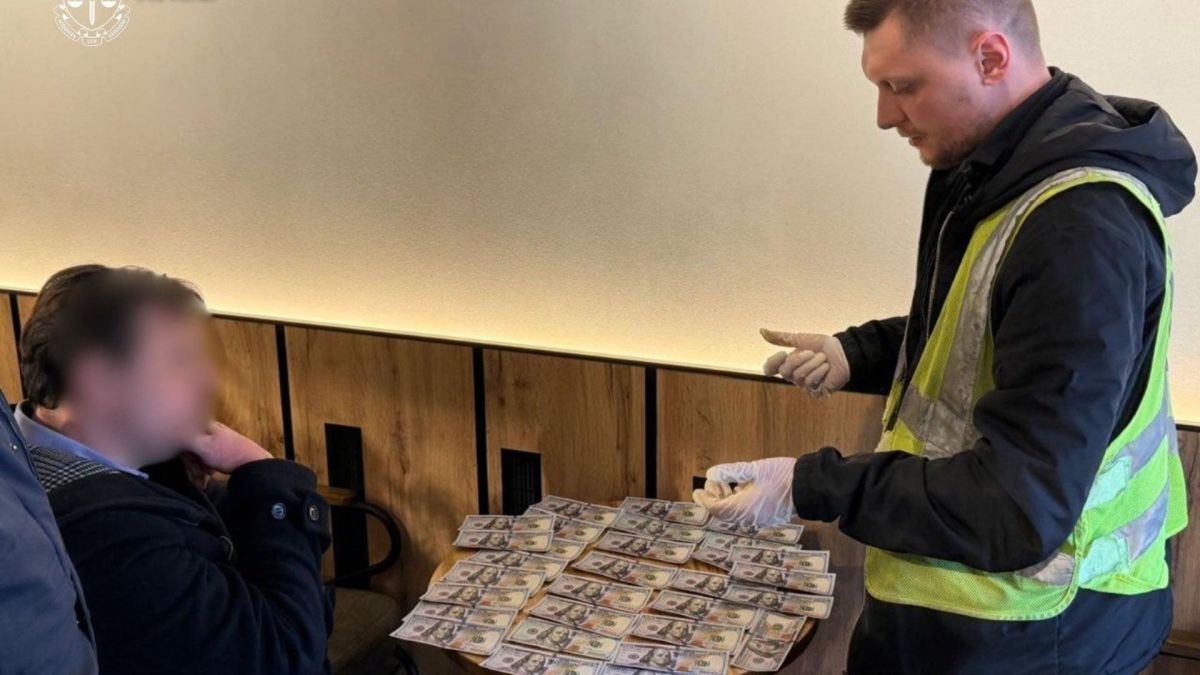 Київський адвокат затриманий за 6000$: обіцяв домовитись про
