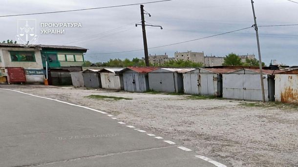 У Голосієві водій вантажівки в'їхав у відбійник і отримав три протоколи Парковка на вулиці Марка Черемшини у Дніпровському районі Києва — земельна ділянка площею 5,40 га вартістю 102 млн грн, яку суд повернув громаді