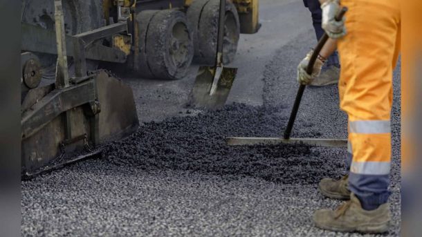 Ремонт асфальтового покриття на вулиці Набережно-Рибальській у Подільському р-ні Києва — роботи тривають до 31 жовтня
