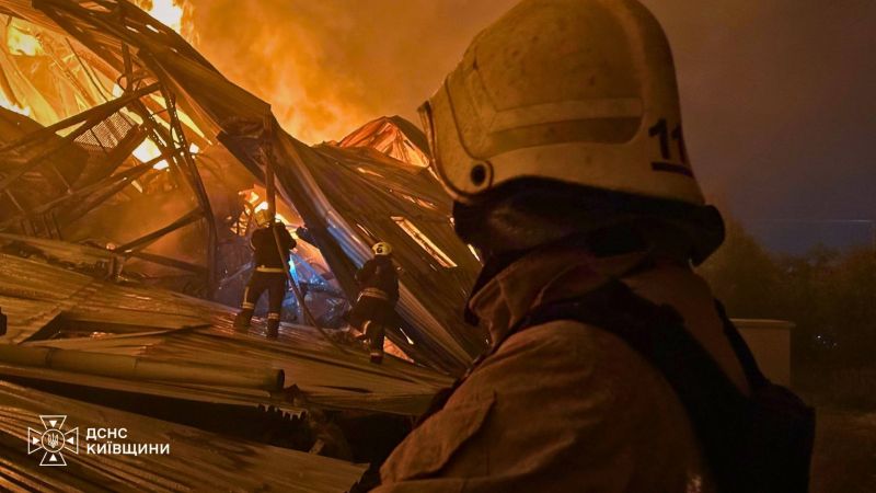 Головні новини Києва | Kyiv.News Пожежа складської будівлі на Бориспільщині після атаки ворожого БпЛА — постраждала одна людина