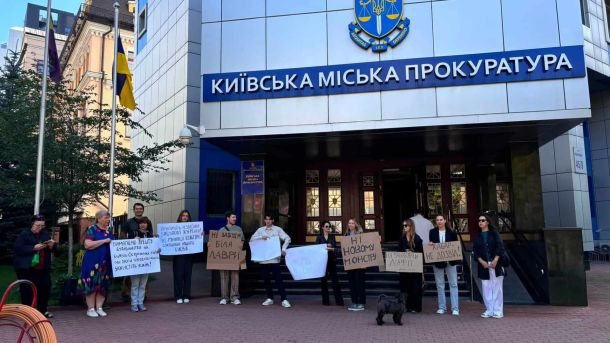 Кияни протестували під прокуратурою через знесення будинку на Острозьких Активісти з плакатами стоять біля будівлі Київської міської прокуратури, вимагаючи зупинити знесення історичної будівлі на вул. Князів Острозьких